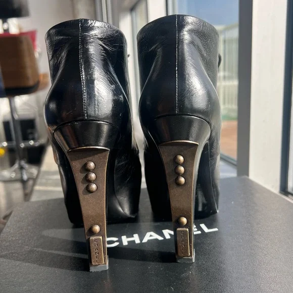 CHANEL Lacets Black Leather Lace Up Round Toe Ankle Boots - SIZE 39.5 - Picture 1 of 13